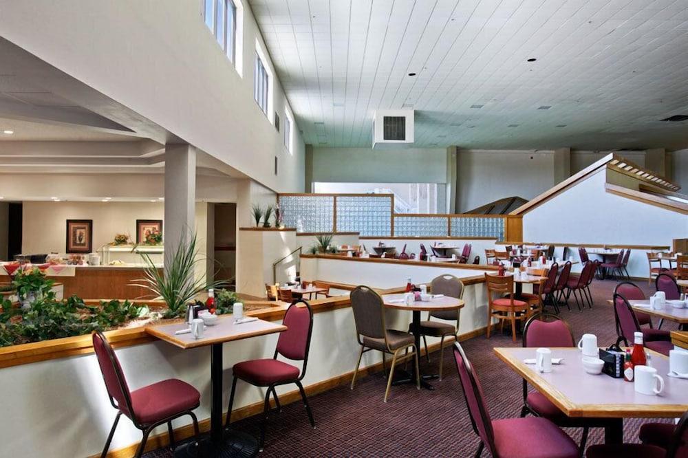 Salina Ambassador Hotel & Conference Center Restaurant photo