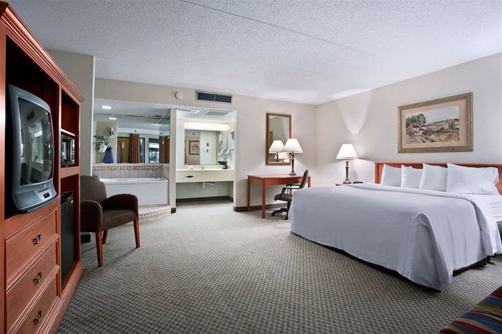 Salina Ambassador Hotel & Conference Center Room photo
